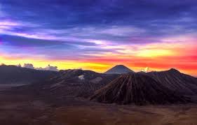 Primadona dari pemandangan ini, selain lukisan alam gunung bromo adalah mahameru, puncak gunung semeru yang sesekali masih memperlihatkan batuk asapnya dari kejauhan. 20 Lukisan Pemandangan Gunung Bromo Arti Gambar
