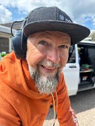 Svein Bringsdal er blant landets aller mest anerkjente fotografer. Han tar  bilder av verdensberømte modeller for kunder som motehuset Chanel i Paris.  Samtlige bilder er skrevet ut hos LUNDEBY & CO.