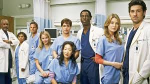 Im mittelpunkt steht die junge ärztin meredith grey, die zusammen mit ihren kollegen cristina yang, isobel „izzie stevens, george o'malley und alex karev ihre ausbildung in. Grey S Anatomy Bientot La Fin