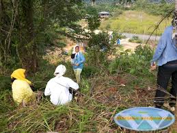 Gotong royong juga dapat menjaga rasa kebersamaan dan kekeluargaan antar anggota yang ada di masyarakat. Gotong Royong Membersihkan Balai Raya Sek Tabika Kemas Zikhri Jalius