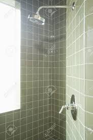 Auch das format der wandfliesen spielt in puncto optik eine große rolle. Gedampfte Grune Fliesen Im Badezimmer Lizenzfreie Fotos Bilder Und Stock Fotografie Image 20740669
