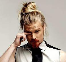 Frisur Lange Haare Mann Mit Rotem Bart Und Blonden Haaren Dutt Frisur Fur Manner Lange Haare Manner Langhaarfrisuren Frisuren Lange Haare Schneiden