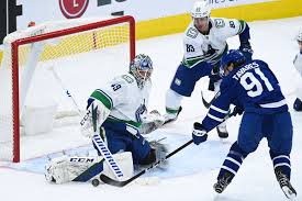 L'entente rapportera un salaire annuel moyen de 4,4 millions $ au cerbère de 31 ans. Canucks End Miserable Nhl Road Trip With 3 1 Loss In Toronto Victoria News