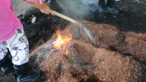 Labu sayong biasanya dibuat berdasarkan dua warna iaitu hitam dan coklat. Proses Mengeluarkan Labu Sayong Dari Tempat Pembakaran Youtube
