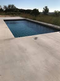 Plages De Piscine Beton Colore Revetement Sol Et Mur Nimes 30