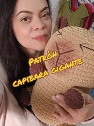 Gris Garcia Asiendo Amigurumis De Capibara Grande En Amigurumi