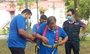 Peralatan keselamatan yang digunakan semasa melakukan kerja tempat tinggi seperti; Gallery Upsi Bahagian Pengurusan Risiko Dan Keselamatan Kesihatan Pekerjaan