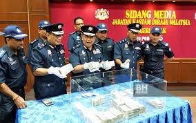 Check spelling or type a new query. Kastam Perak Patah Cubaan Seludup Wang Rm500 000