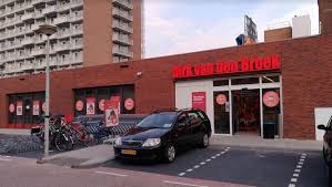 De politie is nog op zoek naar de dader. 4 Jaar Cel Voor Gewelddadige Overval Op Dirk Van Den Broek Het Parool