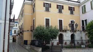 Terminato il giro all'esterno, si passa alla visita guidata della prioria, organizzata in piccoli gruppi e della durata di circa un'ora.d'annunzio acquistò questa villa colonica da un critico d'arte tedesco e la trasformò in una vera e propria casa museo con l'intento di lasciare viva la sua immagine anche ai posteri. Casa Di Gabriele D Annunzio Everythings For Sharing