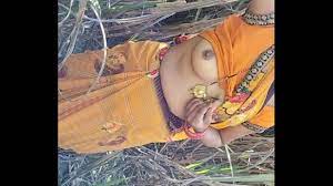 Indian desi Village bhabhi outdoor pissing porn - XVIDEOS.COM