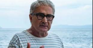 Paura per Antonio Capuano, il regista ha rischiato di annegare: "Travolto  da un'onda che sembrava una montagna"