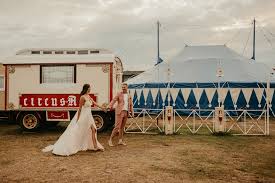 Auf der hochzeit schämten sich alle freundinnen, die braut war. Unkonventionelle Alternative Circus Beach Hochzeit Wo Strand Und Freiheit Sich Gute Nacht Kussen Freianker Hochzeitsblog