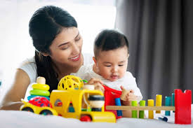 Bayi sudah dapat berdiri sendiri tanpa bantuan orang lain dan mulai melangkah. Perkembangan Kognitif Bayi Di Satu Tahun Pertamanya