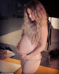 12 апреля 2021 у пары родился сын. Mena Suvari 42 Welcomes Firstborn Christopher Alexander With Third Husband Michael Hope Fr24 News English