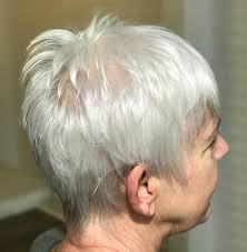 Coupe de cheveux moderne coupe cheveux fins coiffures coupes de cheveux coupe cheveux mi long coiffures cheveux courts. 50 Coupes De Cheveux Etonnamment Fantastiques Pour Les Femmes De Plus De 70 Ans Les Points Forts De Balayage Les Points Forts De Balayage