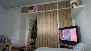 Die einzelnen holzarten sind meist in verschiedenen brauntönen verfügbar, sodass sich das sortiment sehr vielfältig. Schrank Bekleben Kleiderschrank Folie In Holz Resimdo