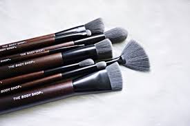 Mulai dari foundation brush, eye shadow brush, blusher brush, hingga highlighter brush bisa menjadi pilihanmu. Anam Speaks Beauty Makeup Tools The Body Shop 100 Vegan Brushes
