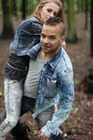 Dowiemy się także, jak znosił obelgi ze względu na orientację seksualną. Pirog W Sesji Z Dziewczyna