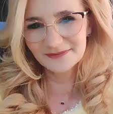 O echipă lucrează la finalizarea numărului 1 al revistelor. Vă mulțumim și  vă vom anunța când începem expedierea!