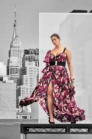 Nel catalogo marina rinaldi abiti da cerimonia primavera estate 2021 un posto speciale è da riservare anche ai vestiti lunghi. Max Mara Group Brands Present Capsules At Mfw Wwd
