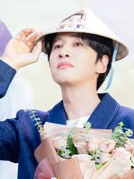 🆕️ • 251001 Lee Kwangsoo at the VIP premiere of movie <#LoveBarista> held  in Vietnam yesterday I'm swooning at his manners and fanservice~ 😍 📸  Dispatch Korea