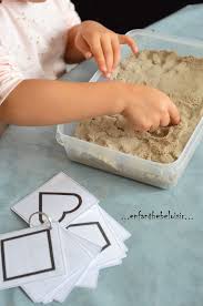 Reproduire Des Formes Dans Le Sable Enfant Bebe Loisir Maternelle Sable Enfant Activite Petite Section