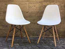 Its seat is made of fiberglass and legs are made of solid wood with stabilizing metal rods. Original Und Falschung Der Eames Plastic Chair Markanto