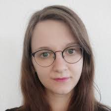 Laura Moes's Instagram, Twitter & Facebook