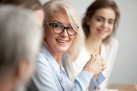 En cada caso puede expresarse y evolucionar de manera diferente, por lo que existe un amplio abanico de síntomas, pero no todos se presentan en todas las personas ni lo hacen con la misma intensidad. Envejecimiento Y Esclerosis Multiple Como Lo Afrontan Las Personas Mayores