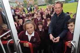 Simon thomas was born on january 26, 1973 in norwich, england. Sky Sports Presenter Simon Thomas Opens Caversham School Extension Berkshire Live