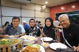 Android veya ios mobil cihazınız için maps.me uygulamasını indirebilir ve süpermarket kategorisindeki pantai timur kota bharu veya çevresindeki yerler için yol tarifleri alabilirsiniz Jjcm Pantai Timur V Malam Di Kota Bharu Azie Kitchen