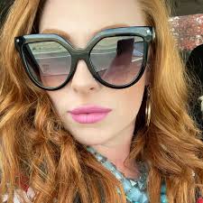 IRIE Monday Morning!!! Vybz Queen Lady Rennae with your morning family  party inside the WakeUpCall