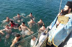 Με το όνομα αυτό είναι γνωστά τα λαϊκά τραγούδια που τραγουδούν από σπίτι σε σπίτι συνήθως τα μικρά παιδιά για να ευχηθούν κυρίως για τα χριστούγεννα, την πρωτοχρονιά και τα φώτα (θεοφάνεια). Ta 8eofaneia Sthn Plagia 3hromeroy Apo Ta Kaikia Phdh3an Gia Ton Stayro Fwto Agriniopress