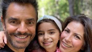 Jajaja la cara de mames de la chica a la derecha de alexandra jajaja. Eugenio Derbez Demuestra El Parecido Entre Su Hija Aitana Y Su Madre