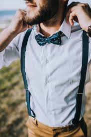 Ein hochzeitsanzug charakterisiert sich durch einige unter sich austauschbare designelemente, die ihn zugleich auch von dem üblichen business anzug abhebt. Wonderwed Styled Shoot Realwedding Boho Natur Romantik Wald Anzug Hochzeit Hochzeit Manner Hochzeit Hosentrager