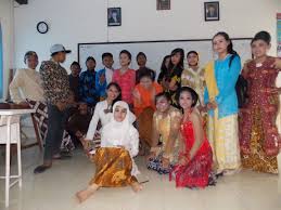 Ra kartini sangat dikenal karena perjuangannya dalam mengangkat kesetaraan wanita. Perayaan Hari Kartini Di Smp 1 Wonosari Reny Nugrahani