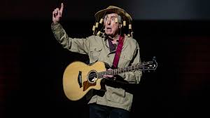 Eric Idle bjöd på humor och minnen i Karlstad – en sann underhållare