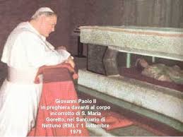 Santa chiara riparò con 31 toppe la tonaca di san francesco usando il suo mantello. I Santi Incorrotti I Corpi Incorrotti Dei Santi