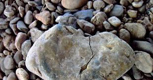 Download Gambar Love Patah Hati Gambar Batu Cinta Jantung Simbol Kerikil Rusak Tanah Brokenh Gifs Tenor Download Gambar Dp Galau Patah Hati Di 2020 Patah Hati Gambar
