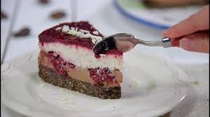 4 oua un praf de sare 2 linguri ulei 4 linguri zahar 4 linguri faina 1/2 plic praf de copt dr.oetker. Reteta Tort Cu Iaurt Si Fructe De Padure Fara Coacere Bucataras Tv Youtube