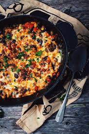 500 g de viande hâchée de boeuf 1 boîte de tomates pelées 2 carottes 1 oignon 2 gousses d´ail 1 boule de mozzarella gruyère. 10 Recettes Originales Avec Du Steak Hache