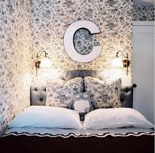 Its enchanting nature creates charm and intimacy. 20 Captivating Bedrooms With Floral Wallpaper Designs Home Design Lover