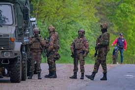 Het lichaam van de voortvluchtige belgische militair jürgen conings (46) is levenloos teruggevonden in het limburgse nationale park hoge kempen. Belgie Blijft Jagen Op Zwaarbewapende Voortvluchtige Demonstranten Betuigen Steun Aan Ex Militair De Volkskrant