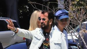 Es war das erste mal, dass die beatles eine single zeitgleich mit dem album veröffentlichten, aus dem sie ausgekoppelt wurde. 81 Geburtstag Ringo Starr Sieht Noch Deutlich Junger Aus Promiflash De