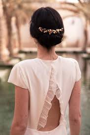 Une robe de mariée longue ou une robe de mariée courte ? Robe Courte Mariage Civil Dos Nu Volant Decollete V Lamarieeauxpiedsnus 2 La Mariee Aux Pieds Nus