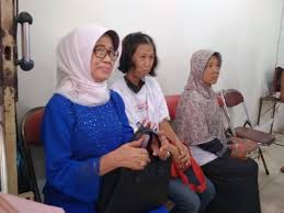 Ia memiliki tiga orang adik perempuan bernama iit sriyantini, ida yati, dan titik relawati. Ibunda Presiden Jokowi Meninggal Dunia Timlo Net
