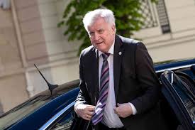 Ein flieger mit mehr als 50 flüchtlingskindern aus griechischen lagern wird heute in hannover erwartet. Seehofer Will Internationales Tribunal Fur Is Kampfer