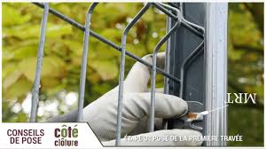 Cote Cloture Poser Du Grillage Rigide Avec Plaque De Soubassement Et Des Poteaux Easyclip Youtube