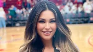 Amazing Race Star Elissa Slater in Workout Gear Says "I Love Inversions"